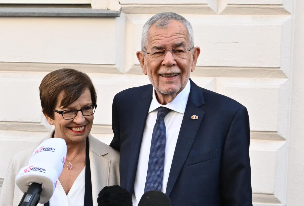 Le président autrichien sortant Alexander Van der Bellen, avec son épouse Doris Schmidauer, le 9 octobre 2022 à Vienne - JOE KLAMAR / AFP