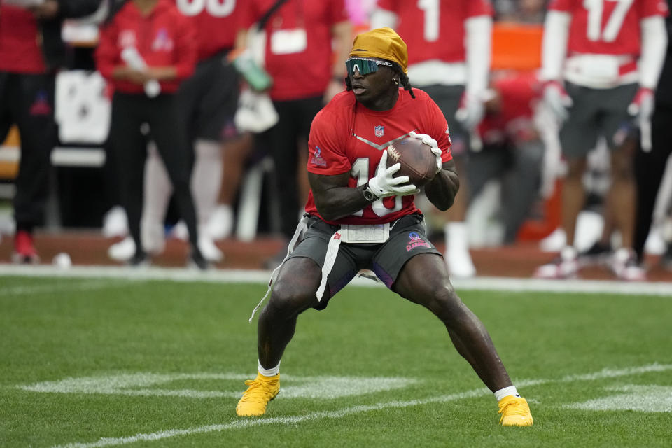 El wide receiver Tyreek Hill (10), de los Dolphins de Miami, atrapa un pase por la AFC en partido de fútbol americano bandera del reformateado Pro Bowl de la NFL, el domingo 5 de febrero de 2023, en Las Vegas. (AP Foto/John Locher)