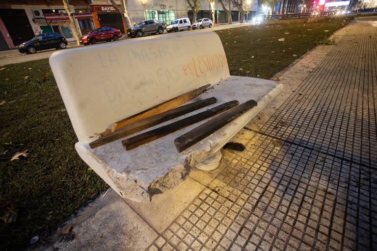 Un banco de la plaza del Congreso, picado y roto