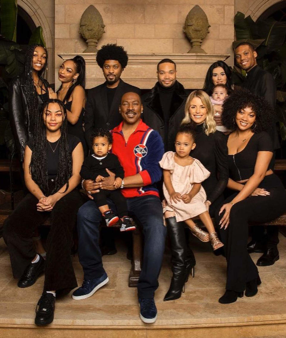 The entire Murphy family pose for a Christmas photo, including Izzy and Max. (Christian Murphy / Instagram)