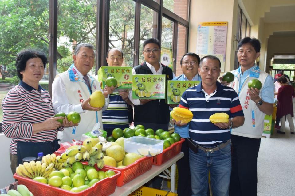 ▲葡萄蜜柚、楊桃甜美上市，新竹縣政府與寶山鄉農會積極推廣行銷。（圖／新竹縣政府提供 , 2017.10.28）