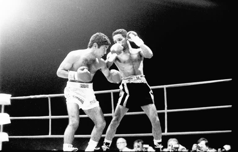 Falucho Laciar peleando con Luis Ibarra, el 6 de junio de 1981, en el Luna Park; la noche terminó a los monedazos