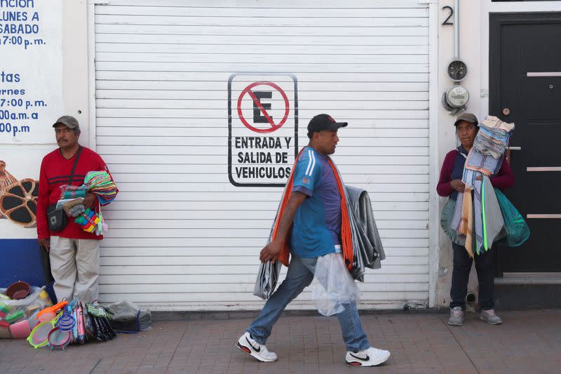 Personas venden en la calle en Izúcar de Matamoros, estado de Puebla