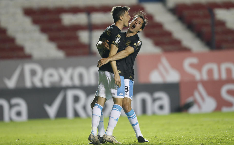 Héctor Fértoli (izquierda), de Racing Club de Argentina, festeja con su compañero Fabricio Huertas, tras anotar ante Nacional en un partido de la Copa Libertadores, disputado en Montevideo el miércoles 30 de septiembre de 2020 (Mariana Greif/Pool via AP)