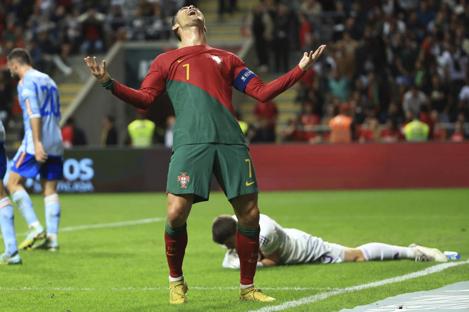 El delantero portugués Cristiano Ronaldo tras desperdiciar una ocasión de gol ante España en la Liga de Naciones, el 27 de septiembre de 2022, en Braga, Portugal. (AP Foto/Luis Vieira)