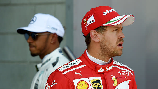 Sebastian Vettel (r.) ist guter Dinge, Lewis Hamilton in seinem Wohnzimmer die nächste Niederlage beibringen zu können