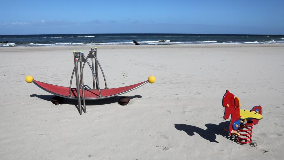 Menschenleer ist der Strand des Ostseebades Kühlungsborn.