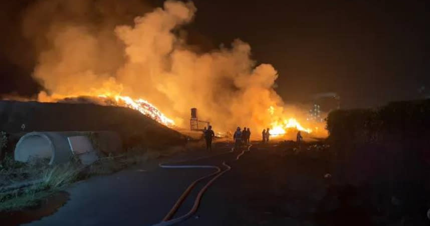 台南仁德清潔隊垃圾場暗夜發生大火。(圖／翻攝自記者爆料網)