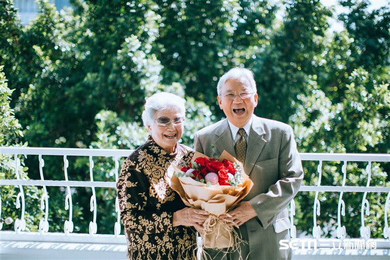 這是2017年，在弘道基金會的安排下，兩人重返以前的台中市長公館、現在的「不老夢想125號」，尊賢爺爺時隔一甲子正式求婚秀珠奶奶，相當甜蜜、可愛。（圖／弘道基金會授權提供）