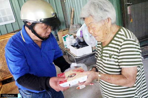 龍眼林福利協會提供老人送餐。（圖：龍眼林福利協會提供）