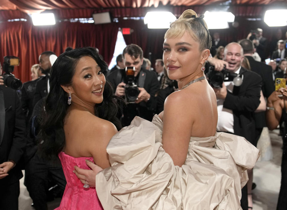 Stephanie Hsu, izquierda, y Florence Pugh llegan a los Oscar el domingo 12 de marzo de 2023 en el Teatro Dolby en Los Angeles. (Foto AP/John Locher)