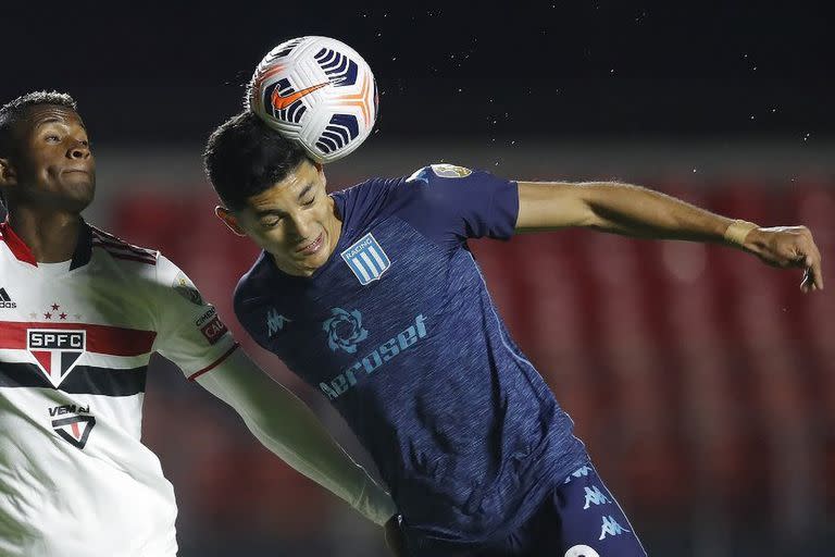 Ignacio Galván, lateral izquierdo de Racing, ante Luis Manuel Orejuela, del San Pablo, por la Copa Libertadores 2021