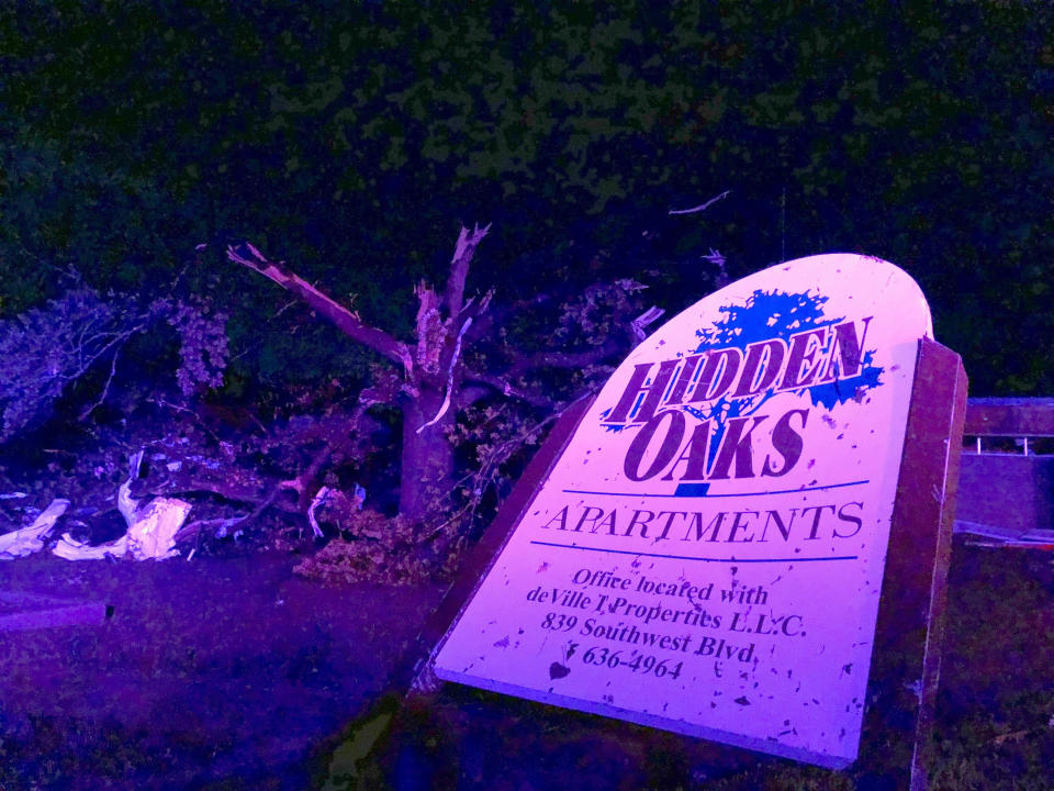 Un letrero del complejo de apartamentos Hidden Oaks y un árbol dañados en las primeras horas del 23 de mayo de 2019, en Jefferson City, Missouri, tras el paso de un tornado. (Foto AP/David A. Lieb)