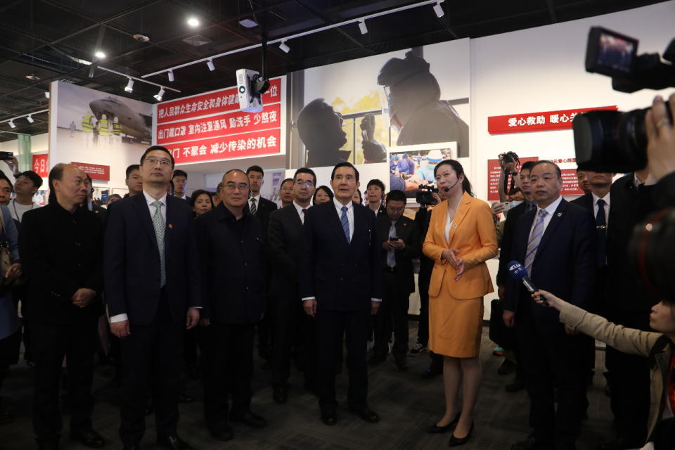 前總統馬英九3月30日參訪武漢市檔案館的「英雄城市抗擊新冠肺炎疫情武漢保衛戰專題展」。(馬英九辦公室提供)