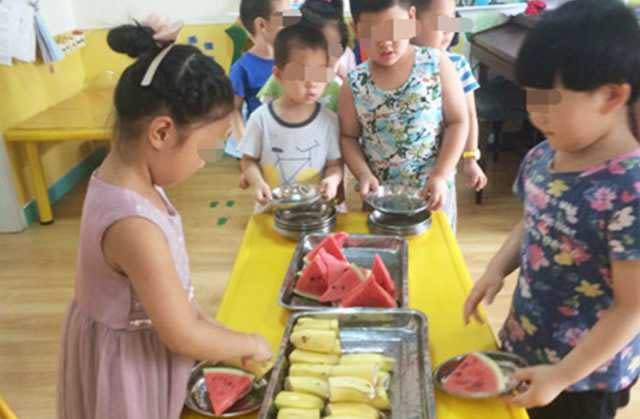 地方媽媽發現兒子在幼稚園吃的香蕉是對半切好的，和老師PO在群組的照片不同。