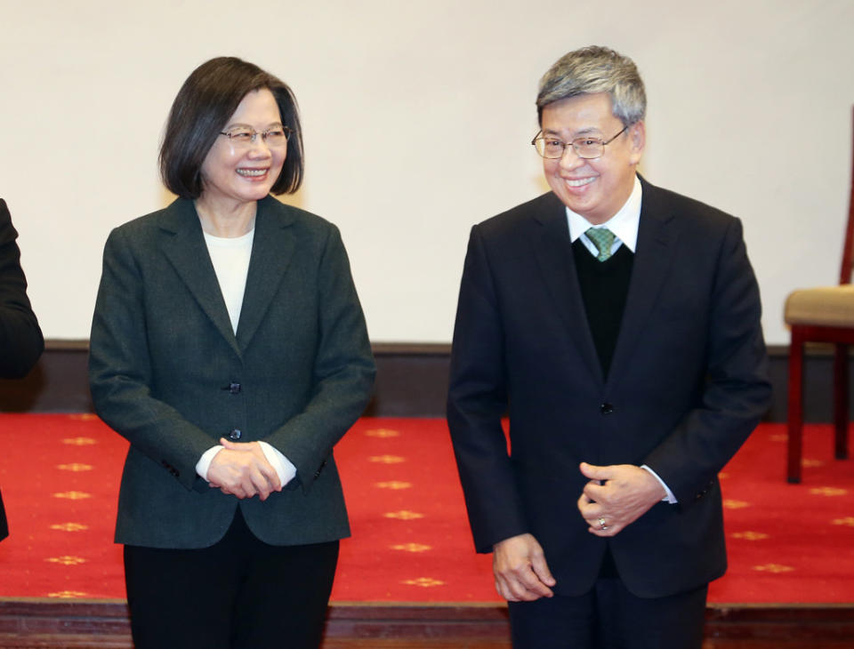 總統蔡英文(左)用陳建仁(右)當行政院長，但台灣蛋、肉等物價還在持續上漲中。（中時資料照／姚志平攝）