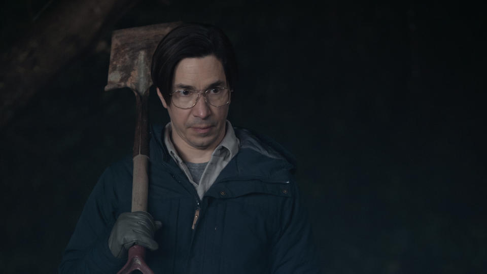 Mr Bratt (Justin Long) holding a shovel in the Goosebumps episode 