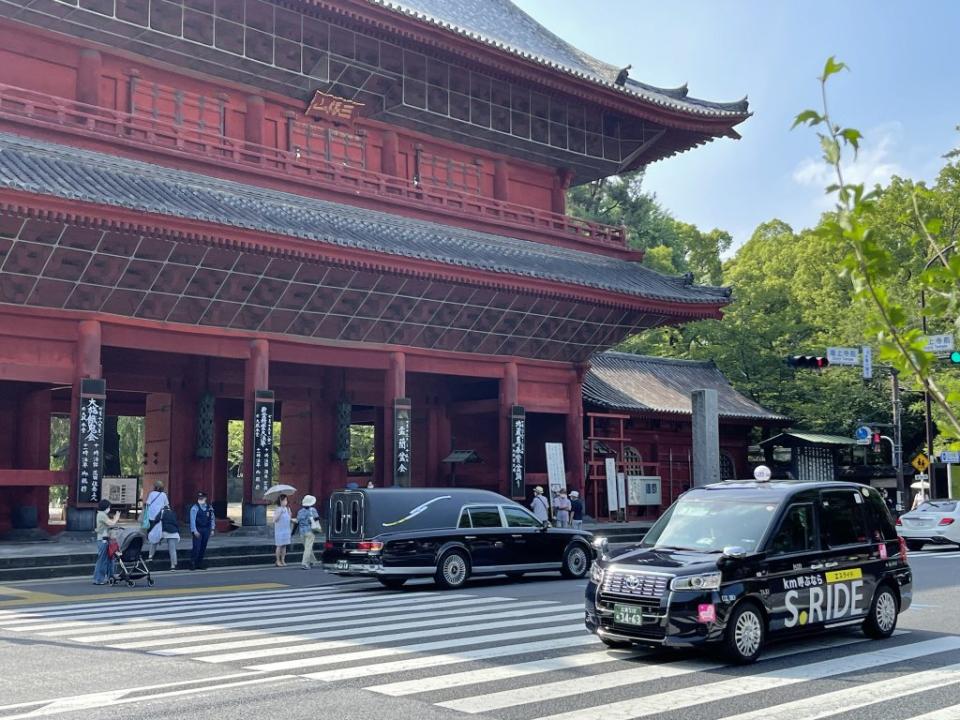 已故日本前首相安倍晉三的遺體運往東京增上寺，家族成員晚間舉行守靈儀式。（中央社）