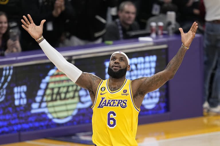 LeBron James, de los Lakers de Los Ángeles, festeja luego de romper el récord de puntos de Kareem Abdul-Jabbar en el partido del martes 7 de febrero de 2023, ante el Thunder de Oklahoma City (AP Foto/Mark J. Terrill)