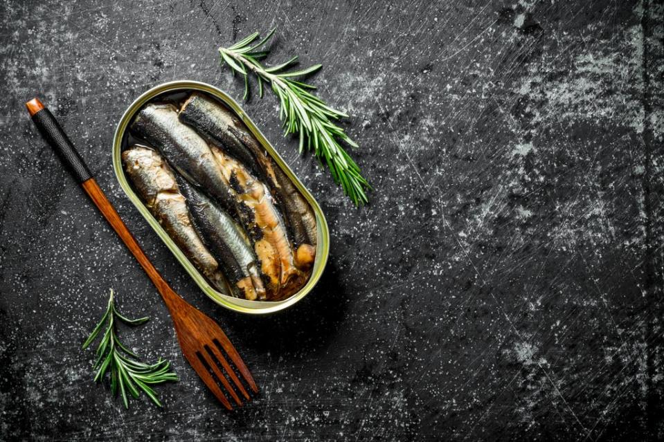 lata de sardinas abierta, ricas en magnesio