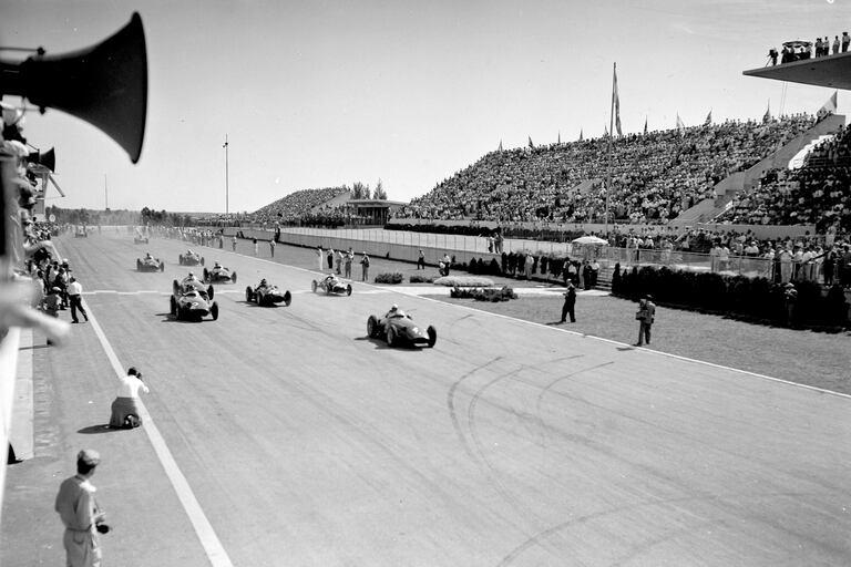 El 18 de enero de 1958 en el Gran Premio de Argentina de Fórmula 1, Fangio se queda en la partida y es superado por Jean Behra. Terminó cuarto ese año.