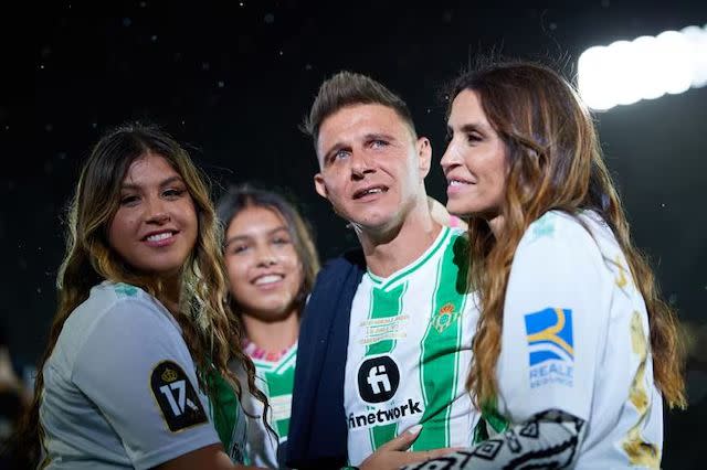 Joaquín Sánchez junto a su mujer y sus dos hijas 