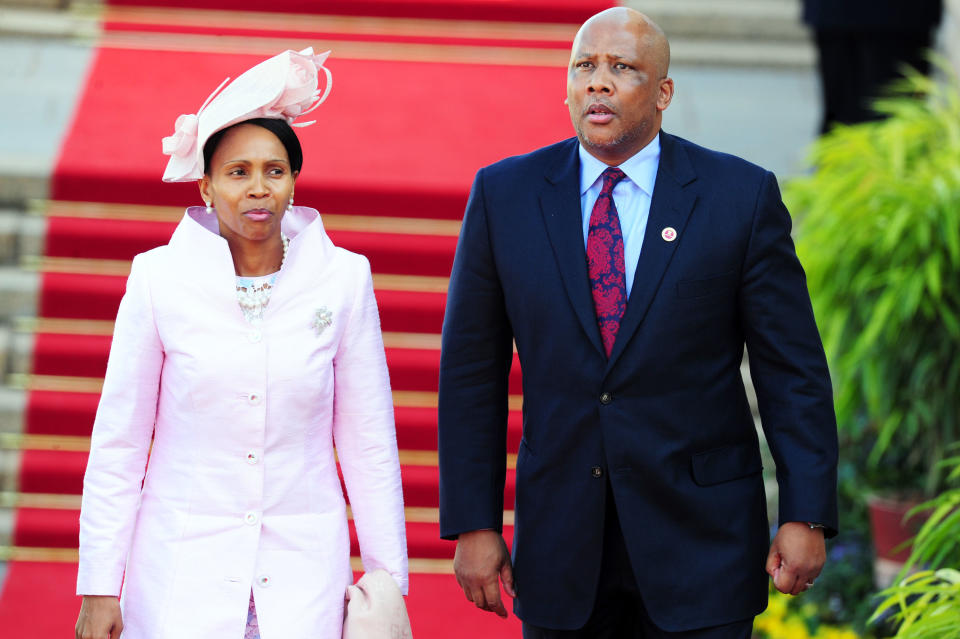 the king and his wife walking together