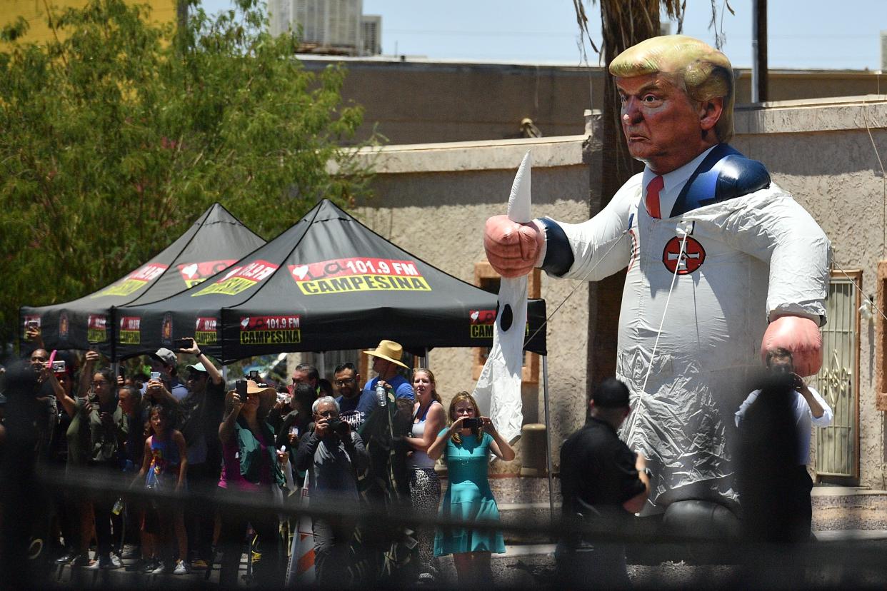 A Trump effigy faced the Phoenix migrant detention center that the first lady was touring. (Photo: Mandel Ngan/AFP/Getty Images)