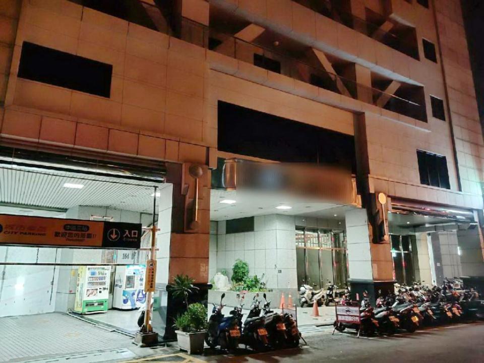 台中市民權路一對同居情侶在一處大樓爭吵，男酒後持刀自傷女奪刀掛彩，送醫救治男確診，所幸處理警消初步快篩均呈陰性。（記者陳金龍翻攝）