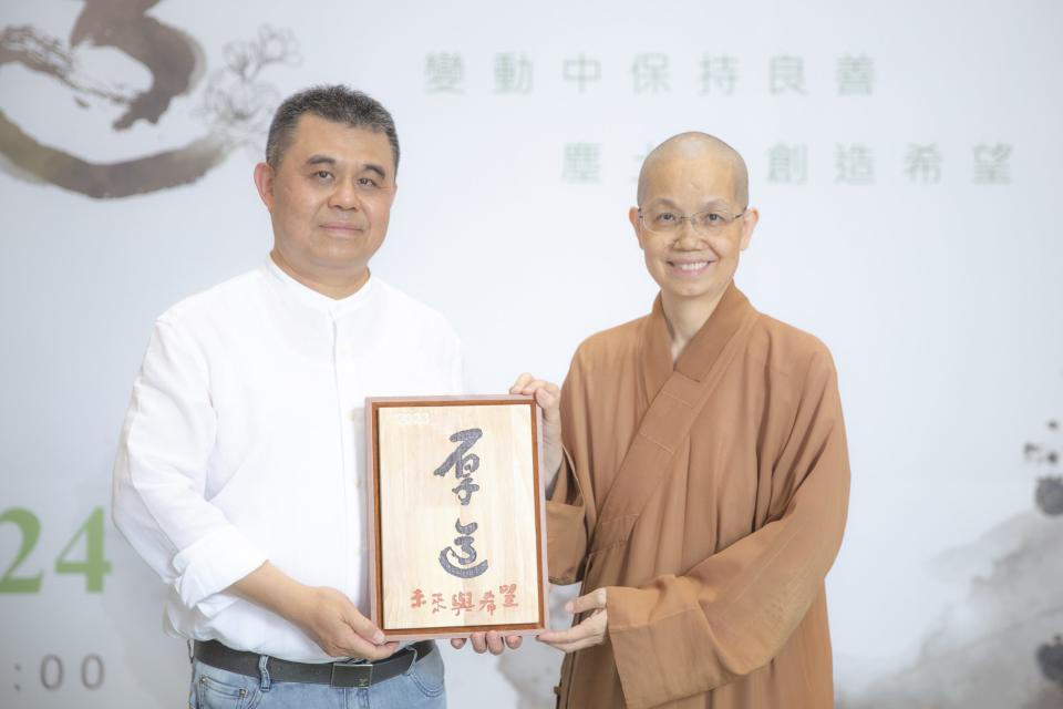 佛光山中區總住持覺居法師(右)與講師台中榮總李旭東醫師(左)共舉本次講座的主題「厚道」。（圖/記者江雁武翻攝)