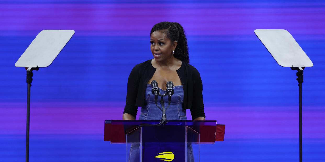 Michelle Obama bei einer Ehrung zum 50-jährigen Jubiläum des Equal Pay Acts während der ersten Runde der US Open 2023 im USTA Billie Jean King National Tennis Center am 28. August 2023 in Queens, New York City.<span class="copyright">Matthew Stockman/Staff/Getty Images</span>