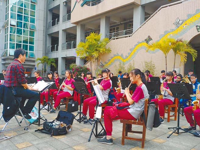斗六國中管樂團寒假期間也照常到校團練，只是地點改在戶外。（周麗蘭攝）