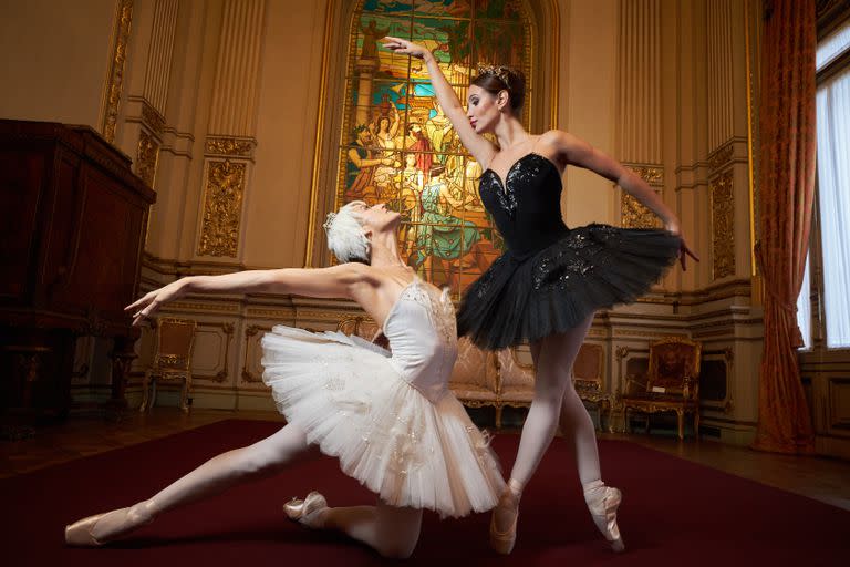 La sensibilidad y la crueldad: cada una de las bailarinas que interpretan el doble rol se enfrentan al desafío de representar dos seres opuestos; en la foto: Ayelén Sánchez (blanco) y Camila Bocca (negro)