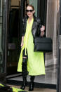 <p>Céline Dion n’a pas peur de porter des couleurs vives comme ici avec cette robe jaune fluo signée Balenciaga. Pour casser ce look, elle associe un perfecto en cuir noir ainsi que des cuissardes et un sac noirs également. Parfait pour un look rock. </p><p><i>Crédit photo : GettyImages</i></p>