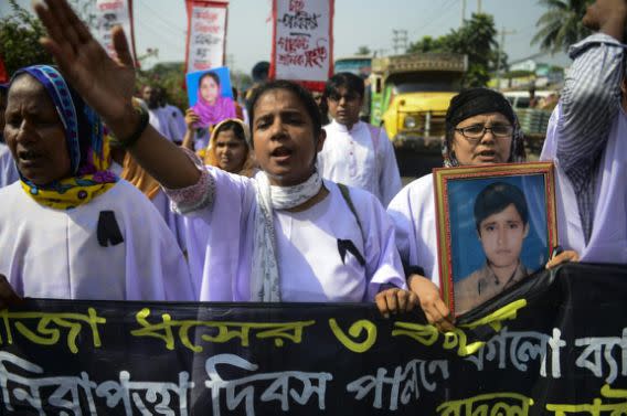 Los bangladesíes continúan reclamando cambios para que no se repita la tragedia del Rana Plaza (AFP)