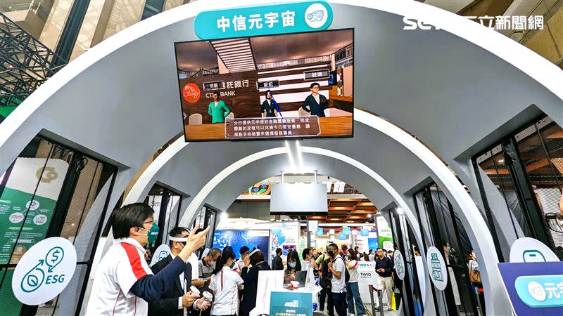 中信金今年引領民眾戴上虛擬實境（VR）頭盔，首度曝光「元宇宙分行」。（圖／記者戴玉翔攝影）