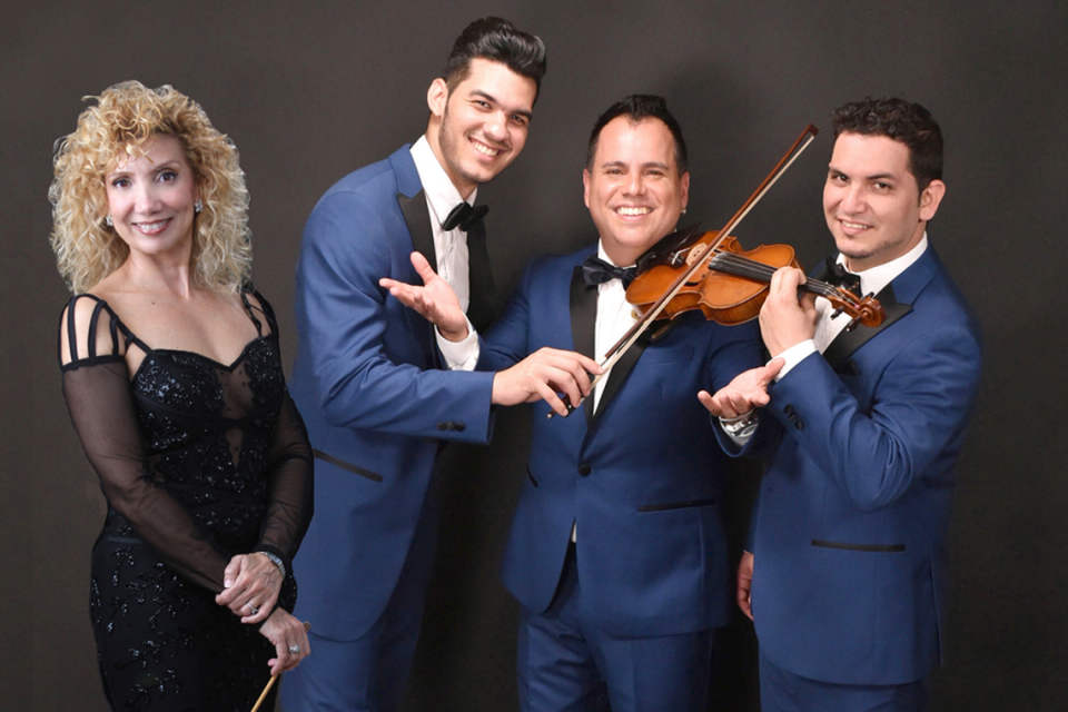 Florida Chamber Orchestra con Marlene Urbay y los Latin Divos presenta “Xmas is in the Air” en el Miami Dade County Auditorium.