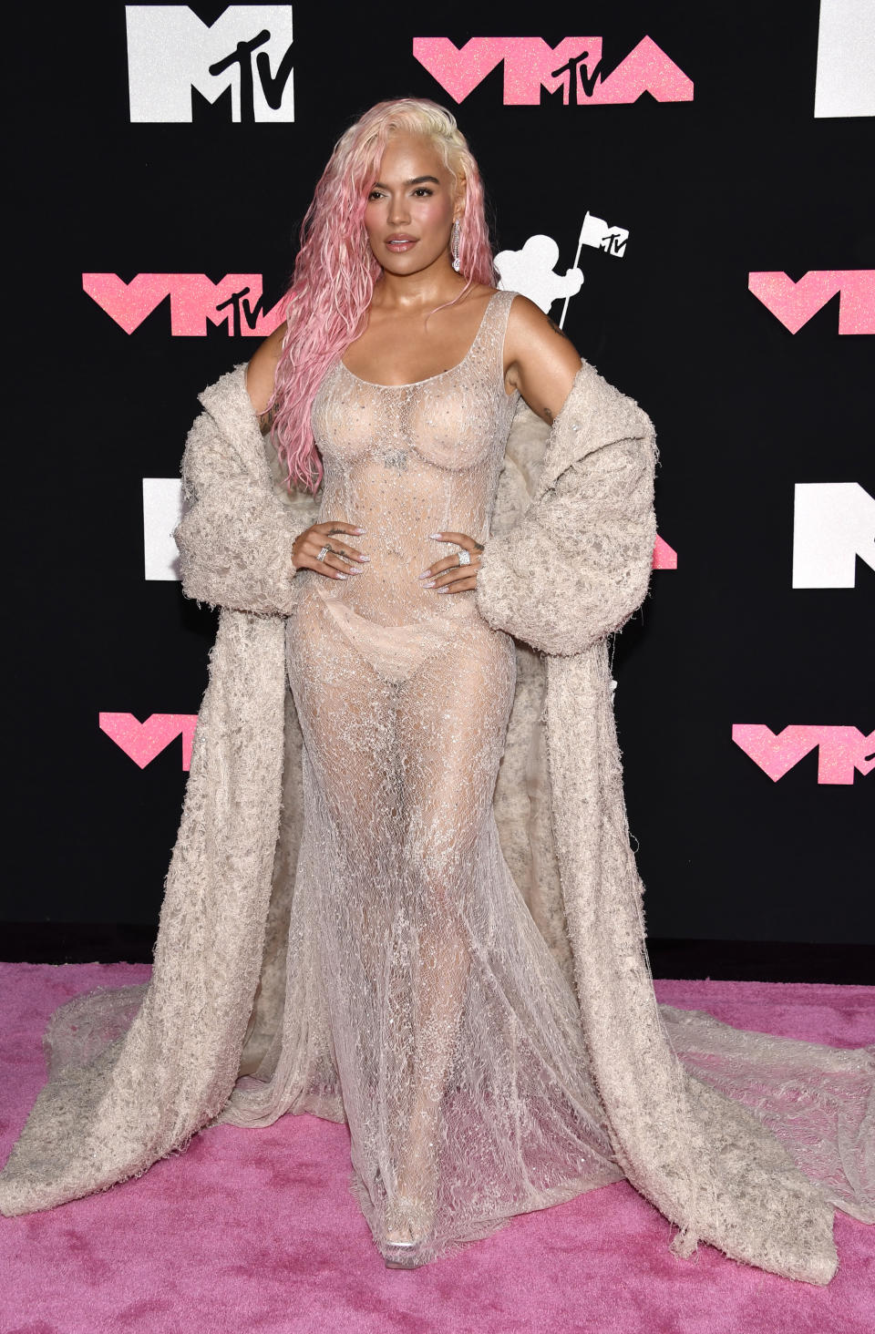 Karol G llega a los Premios MTV a los Videos Musicales el martes 12 de septiembre de 2023, en el Prudential Center en Newark, Nueva Jersey. (Foto Evan Agostini/Invision/AP)