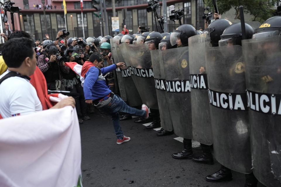 Manifestantes de oposición chocan con la policía en el centro de Lima, Perú, el miércoles 19 de julio de 2023. La protesta exige a la presidenta peruana Dina Boluarte un adelanto electoral inmediato, así como justicia por los muertos en las manifestaciones que sucedieron a la destitución de Pedro Castillo como presidente. (AP Foto/Rodrigo Abd)