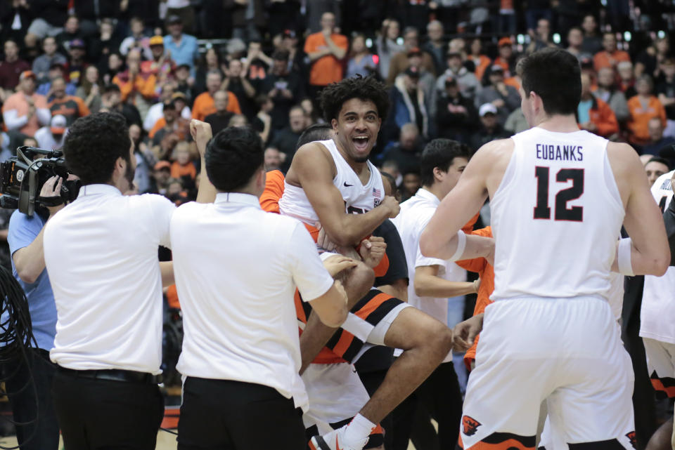 Oregon State’s Stephen Thompson Jr., center, celebrates with teammates after hitting the game-winning shot in the second overtime in an NCAA college basketball game against Washington in Corvallis, Ore., Saturday, Feb. 10, 2018. Oregon State won 97-94. (AP Photo/Timothy J. Gonzalez)