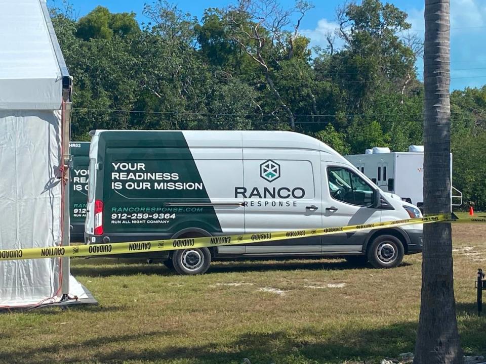 Una camioneta de una compañía llamada Ranco Response está estacionada en un lote residencial ubicado en Aregood Lane en Plantation Key en el pueblo de Islamorada en los Cayos de Florida el jueves 16 de febrero de 2023. El vehículo es parte de un campamento base estatal para albergar a la policía Oficiales enviados a los Cayos para ayudar con un aumento en la migración marítima de Cuba y Haití, según un comunicado de Village of Islamorada.