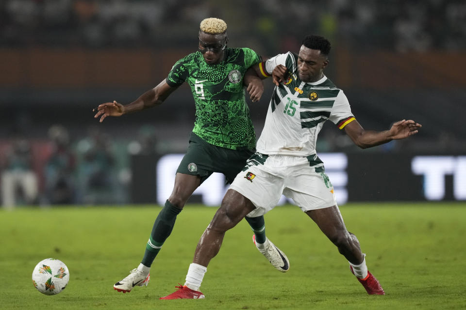 El defensor de Camerún Oumar Gonzalez (derecha) disputa el balón ante el delantero de Nigeria Victor Osimhen durante el partido de los octavos de final de la Copa Africana de Naciones, en el estadio Felix Houphouet Boigny, en Abiyán, Costa de Marfil, el sábado 27 de enero de 2024. (AP Foto/Sunday Alamba)