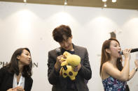 Known affectionately as “giraffe” and the “Asia prince” for his huge fanbase in Southeast Asia, the 1.9m-tall star played up the fan service at the meet-and-greet at Changi Airport.