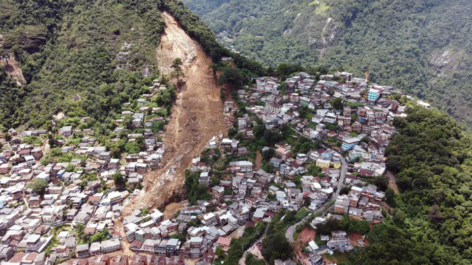 Ao menos 110 pessoas, incluindo duas crian&#xe7;as, morreram devido ao forte temporal que atingiu na tarde desta ter&#xe7;a (15) a cidade de Petr&#xf3;polis (REUTERS/Ricardo Moraes)