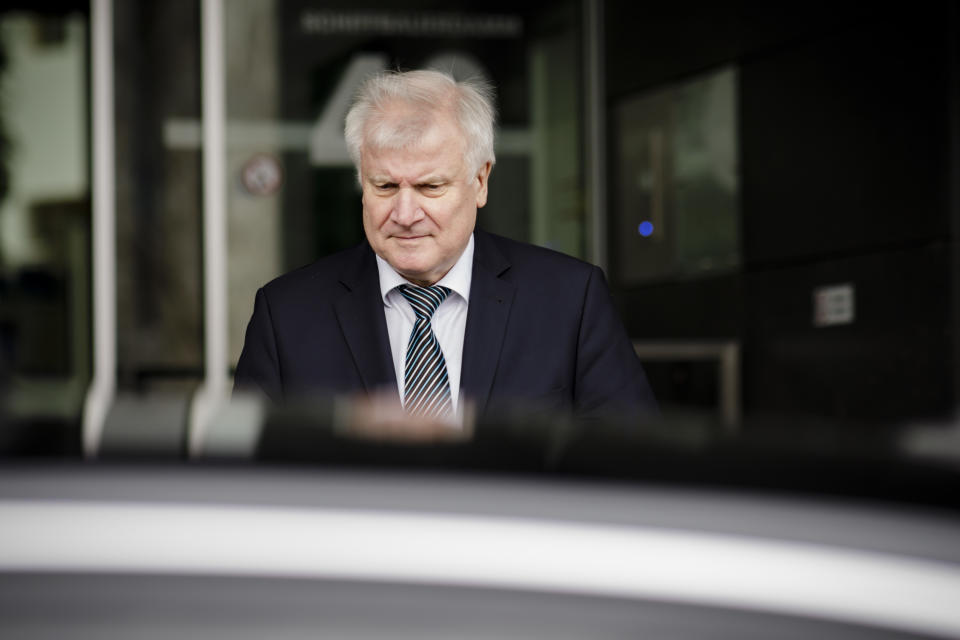 <p>Innenminister und CSU-Chef Horst Seehofer hat 2018 Staub aufgewirbelt wie kein anderer deutscher Politiker. Dank seines hartnäckigen Festhaltens an Zurückweisungen bestimmter Migranten an der Grenze gab es Koalitionskrach statt Sommerloch. Ebenso hartnäckig hielt er an Verfassungsschutzpräsident Maaßen fest, bis dieser sich völlig untragbar gemacht hatte. Es folgten eine kräftige Watschn für die CSU in Bayern (die dort natürlich trotzdem weiterregieren kann) und Seehofers baldiger Rücktritt als Parteichef. (Bild: Getty Images) </p>