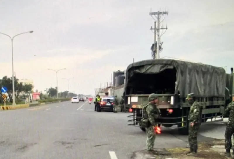 ▲20日下午，屏東恆春三軍聯訓基地仁壽營區大門前，一台機車擦撞軍用卡車，肇事的23歲的黃姓男騎士，因涉及性犯罪防治法遭通緝，發生事故後逃離現場。（圖／翻攝畫面）