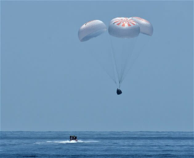 SpaceX’s Dragon Endeavour capsule descends into the Gulf of Mexico at the end of its demonstration mission to the International Space Station. (NASA Photo / Bill Ingalls)