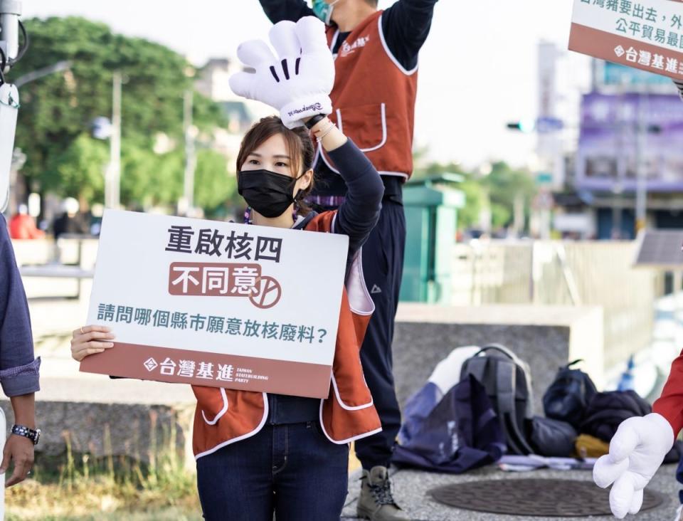 ▲復興空難唯一倖存前空服員黃敬雅前往前鎮高中捷運站路口宣講，呼籲市民朋友投下「四個不同意，台灣進國際」。（圖／台灣基進提供）