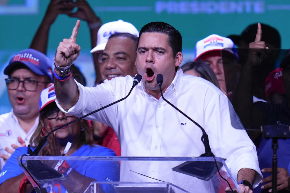 El vicepresidente de Panamá, José Gabriel Carrizo, candidato presidencial del partido gobernante en las próximas elecciones, habla con sus partidarios durante un mitin de cierre de campaña, en la Ciudad de Panamá, el miércoles 1 de mayo de 2024. Panamá celebrará elecciones generales el 5 de mayo. (Foto AP/Matías Delacroix)