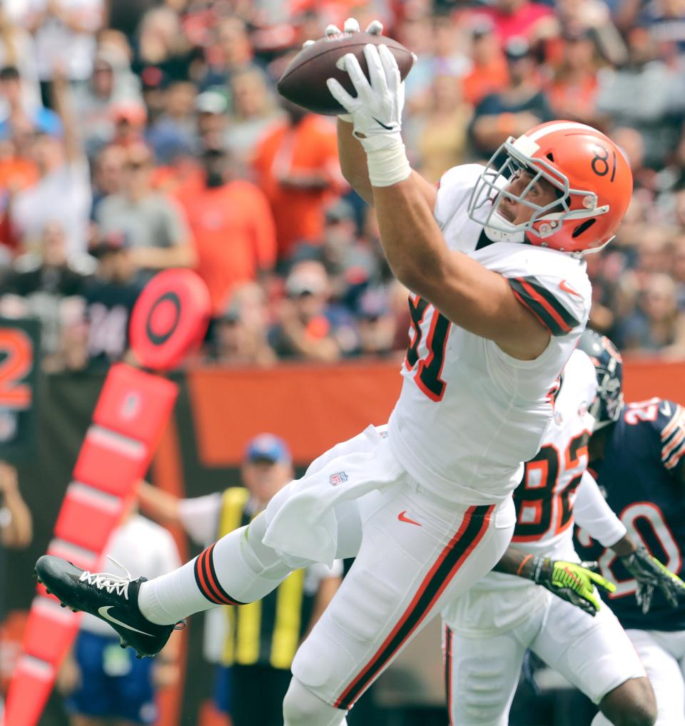 Cleveland Browns tight end Austin Hooper catches a touchdown pass against the Chicago Bears quarterback Justin Fields on Sunday, Sept. 26, 2021 in Cleveland, Ohio, at FirstEnergy Stadium. The Browns won the game 26-6.  [Phil Masturzo/ Beacon Journal] 